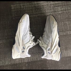 Yeezy 700 analog